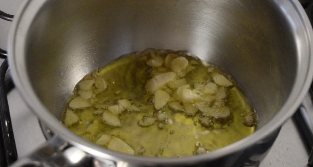 fritando alho no azeite de oliva