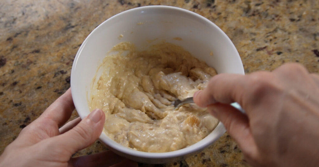 testando receitas amassando alho para virar creme