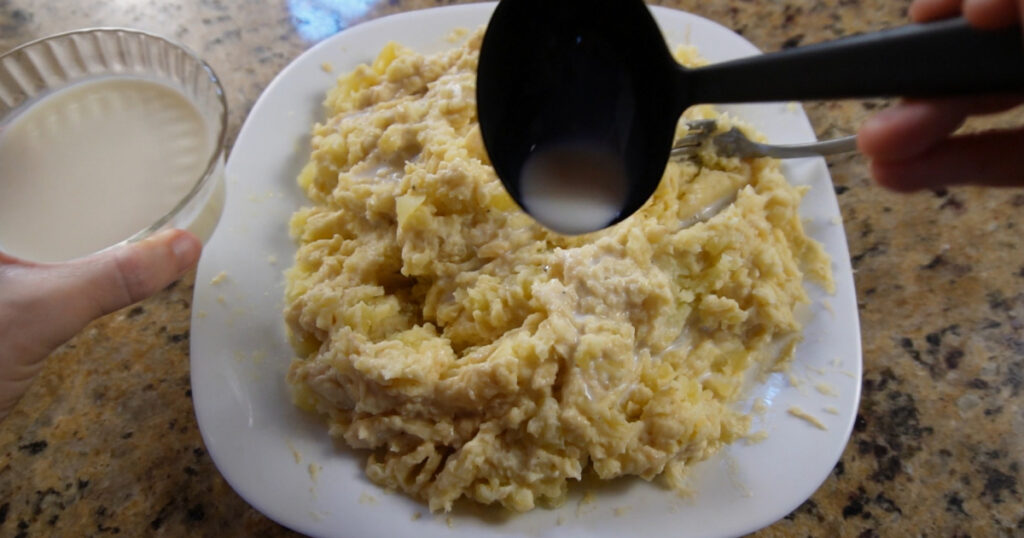 testando receitas adicionando leite no purê de batata