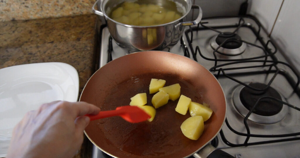 testando receitas salteando batatas