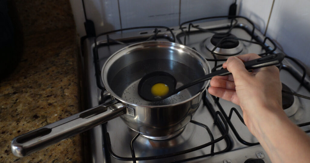 testando receitas ovo pochê com concha