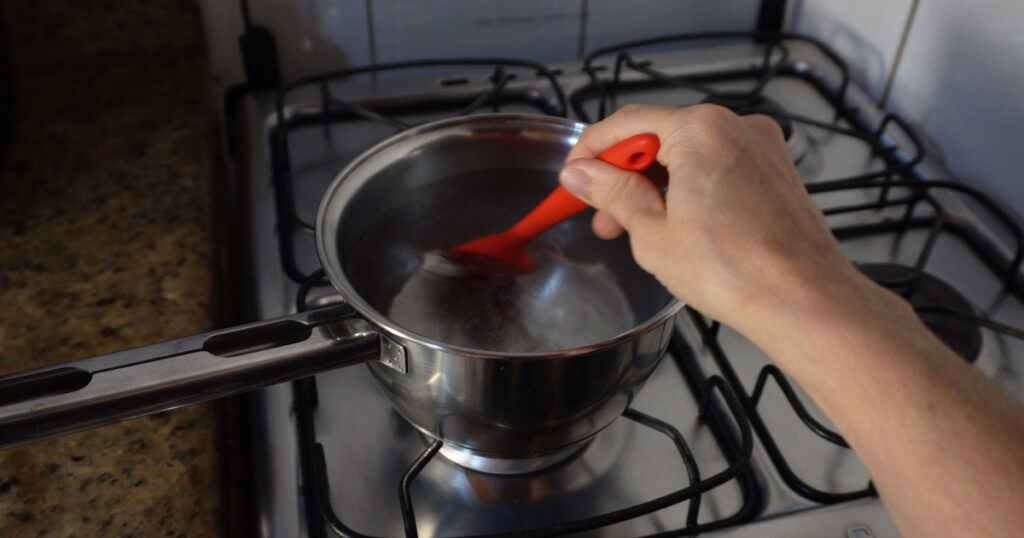 testando receitas ovo pochê com redemoinho na água