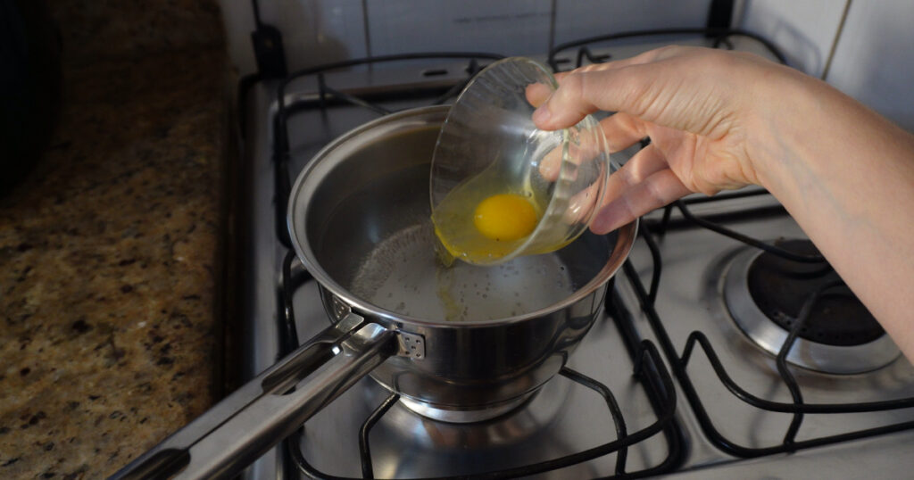 testando receitas ovo pochê direto na água
