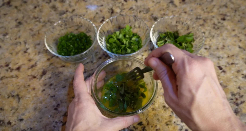adicionando ervas frescas ao vinagrete da culinária francesa clássica