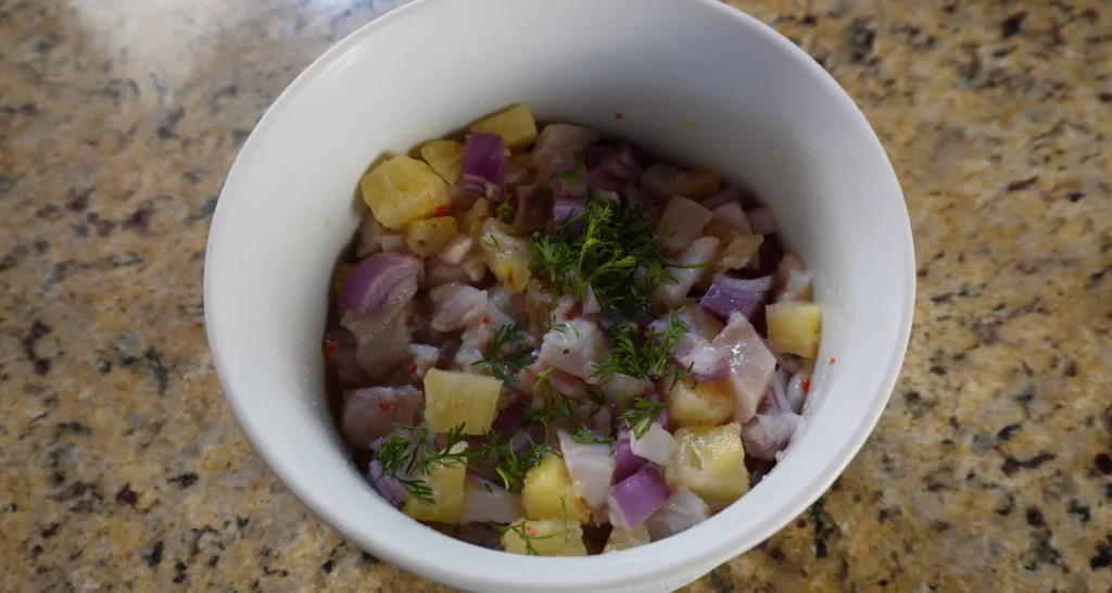 Testei a receita de ceviche com abacaxi do Panelinha ceviche com abacaxi finalizado com coentro