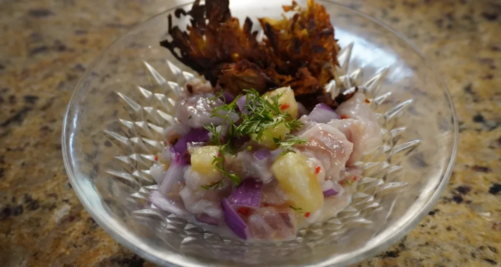 Testei a receita de ceviche com abacaxi do Panelinha ceviche com abacaxi servido com batata doce palha