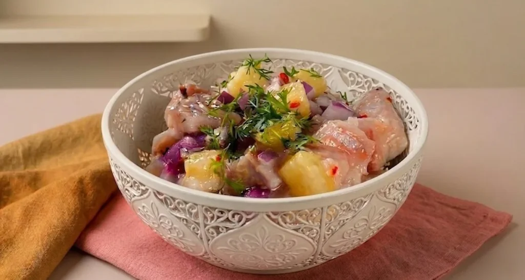 ceviche com abacaxi servido em uma tigela finalizado com coentro