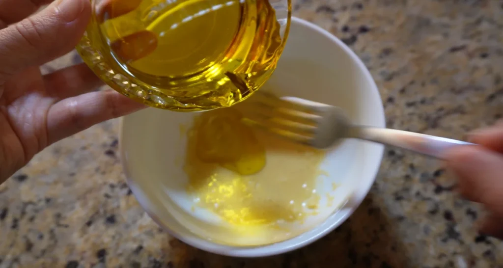 emulsionando azeite no vinagrete da culinária francesa clássica