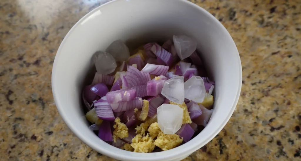 Testei a receita de ceviche com abacaxi do Panelinha misturando gelo aos ingredientes do ceviche com abacaxi