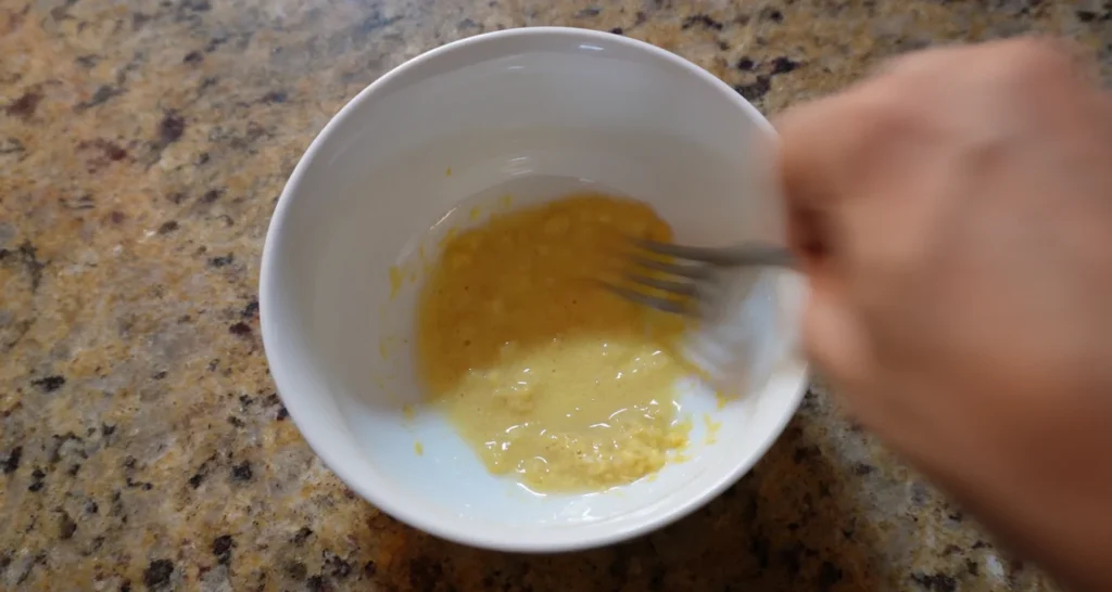 misturando ingredientes para vinagrete da culinária francesa clássica