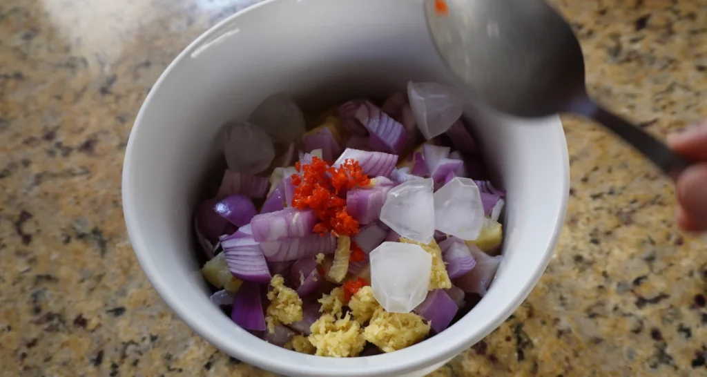 Testei a receita de ceviche com abacaxi do Panelinha misturando pimenta dedo de moça aos ingredientes do ceviche com abacaxi