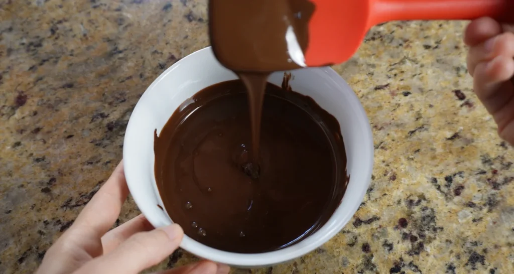 Mousse de chocolate com azeite de oliva: testei essa receita! chocolate meio amargo derretido no micro ondas