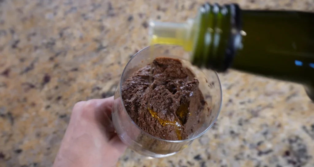 Mousse de chocolate com azeite de oliva: testei essa receita! finalizando a mousse de chocolate com azeite de oliva condimentado com limão siciliano