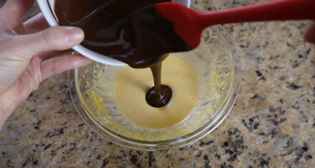 Mousse de chocolate com azeite de oliva: testei essa receita! mistura de chocolate meio amargo derretido nas gemas de ovos com açúcar batidas no mixer