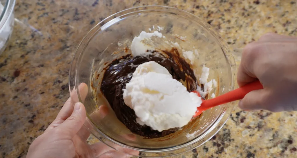 Mousse de chocolate com azeite de oliva: testei essa receita! mistura de claras nem neve ao chocolate meio amargo derretido e gemas de ovos com açúcar batidas no mixer
