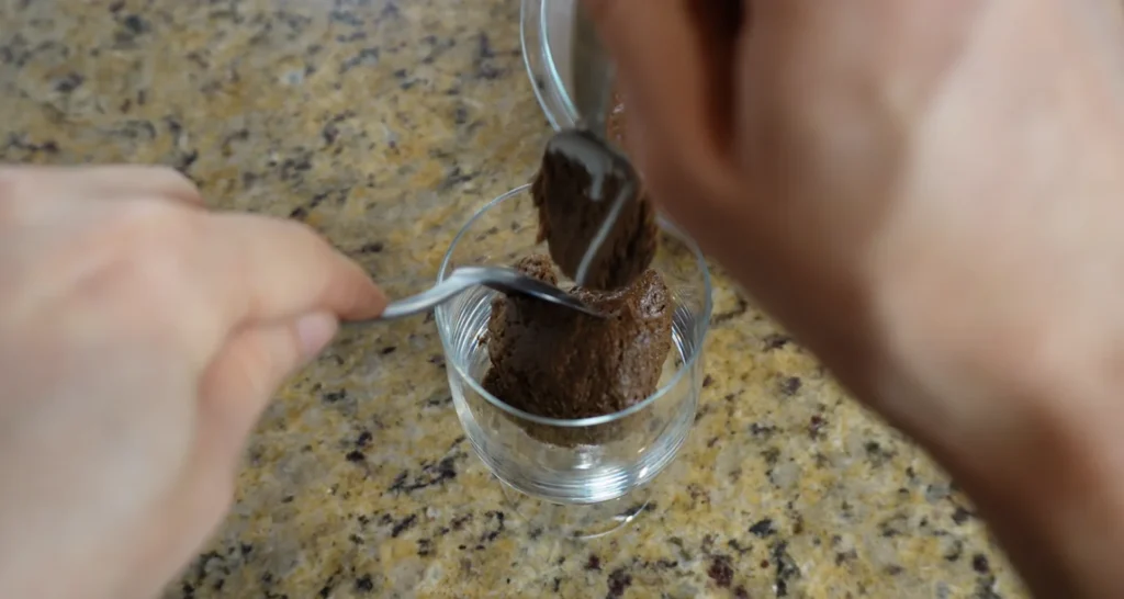 Mousse de chocolate com azeite de oliva: testei essa receita! servindo a mousse de chocolate em uma taça de cristal